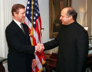 US Defense Secretary William S. Cohen with Prime Minister Nawaz Sharif (1998)